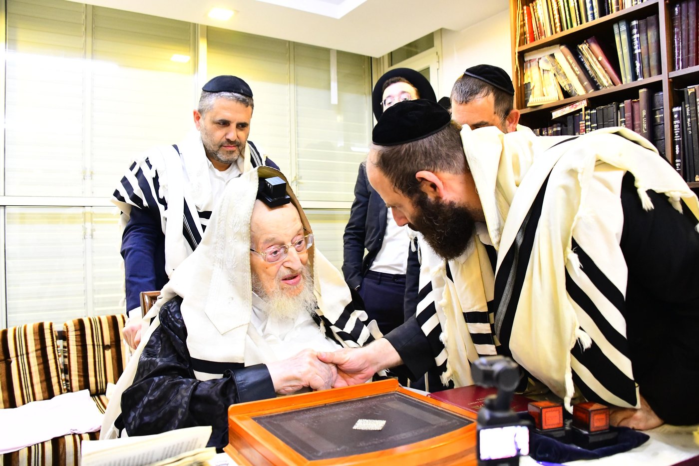 הגר"מ ברגמן בהתרת נדרים | צילום: שוקי לרר