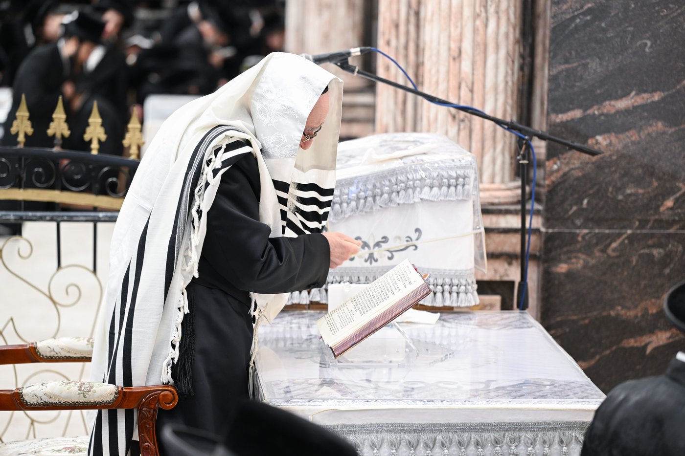 מוצאי ראש השנה בחצר הקודש צאנז