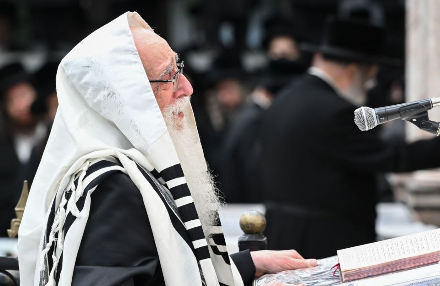 מוצאי ראש השנה בחצר הקודש צאנז