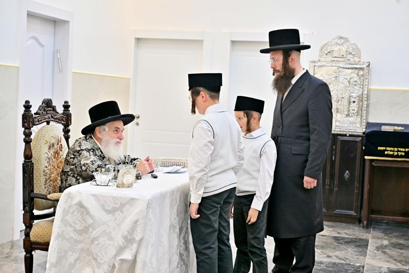 ערב ומוצאי ראש השנה בחצר ויז'ניץ | צילום: יהושע פרוכטר