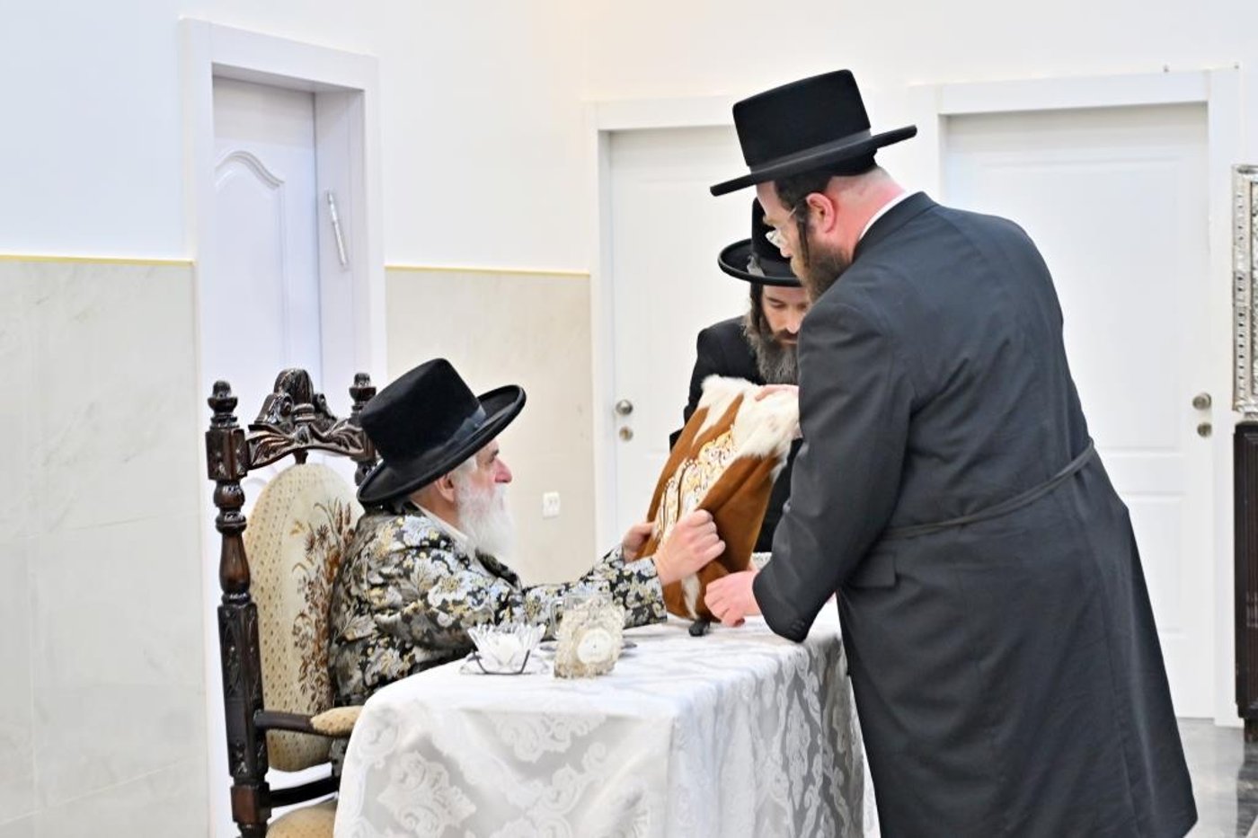 ערב ומוצאי ראש השנה בחצר ויז'ניץ | צילום: יהושע פרוכטר