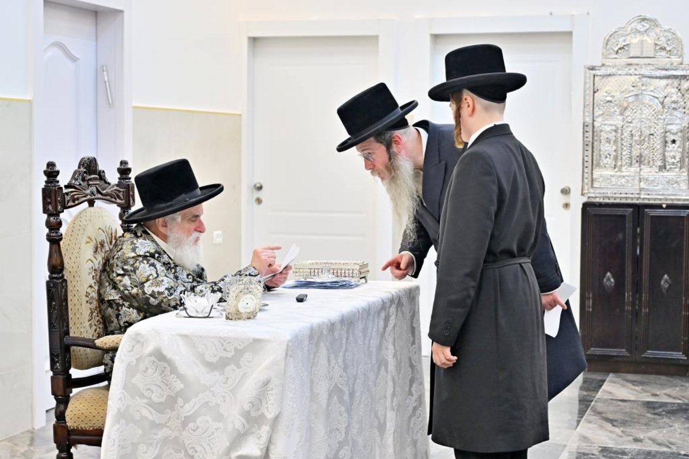 ערב ומוצאי ראש השנה בחצר ויז'ניץ | צילום: יהושע פרוכטר