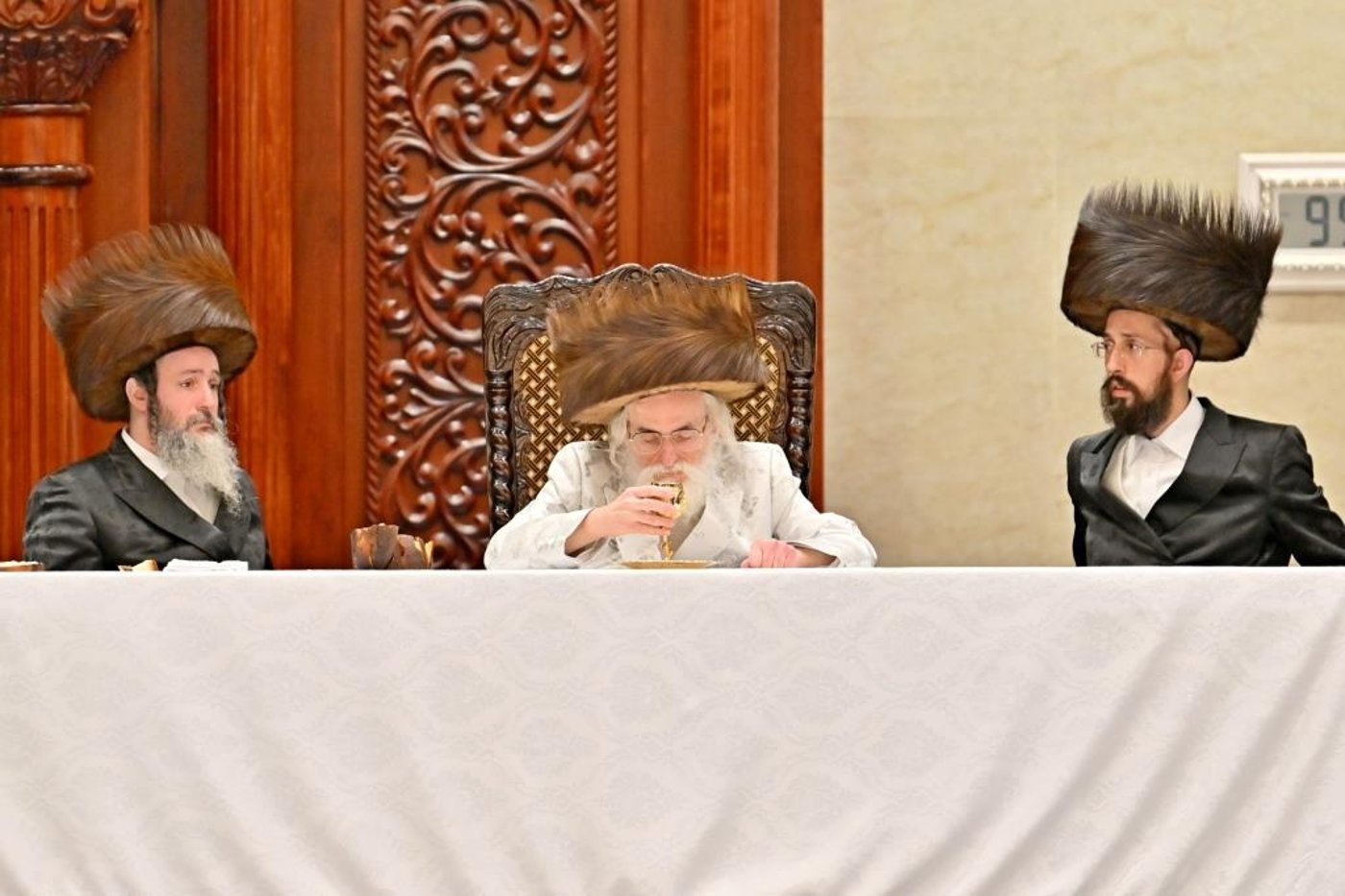 ערב ומוצאי ראש השנה בחצר ויז'ניץ | צילום: יהושע פרוכטר