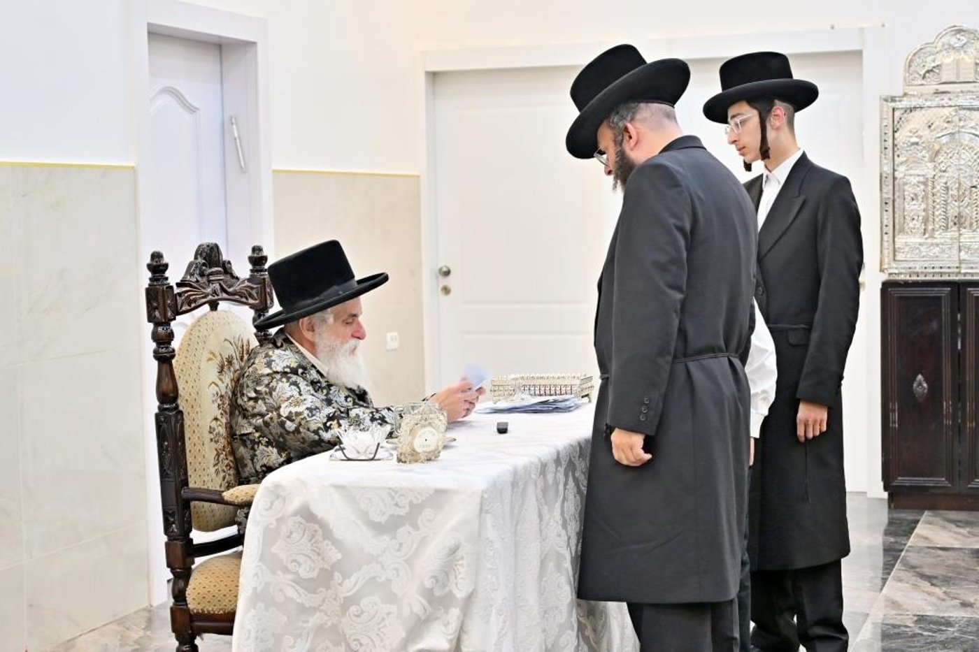 ערב ומוצאי ראש השנה בחצר ויז'ניץ | צילום: יהושע פרוכטר