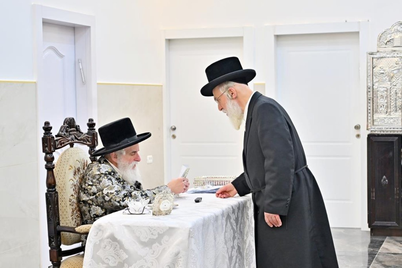 ערב ומוצאי ראש השנה בחצר ויז'ניץ | צילום: יהושע פרוכטר