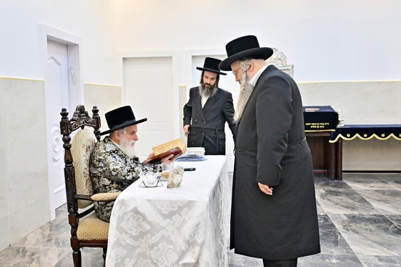 ערב ומוצאי ראש השנה בחצר ויז'ניץ | צילום: יהושע פרוכטר