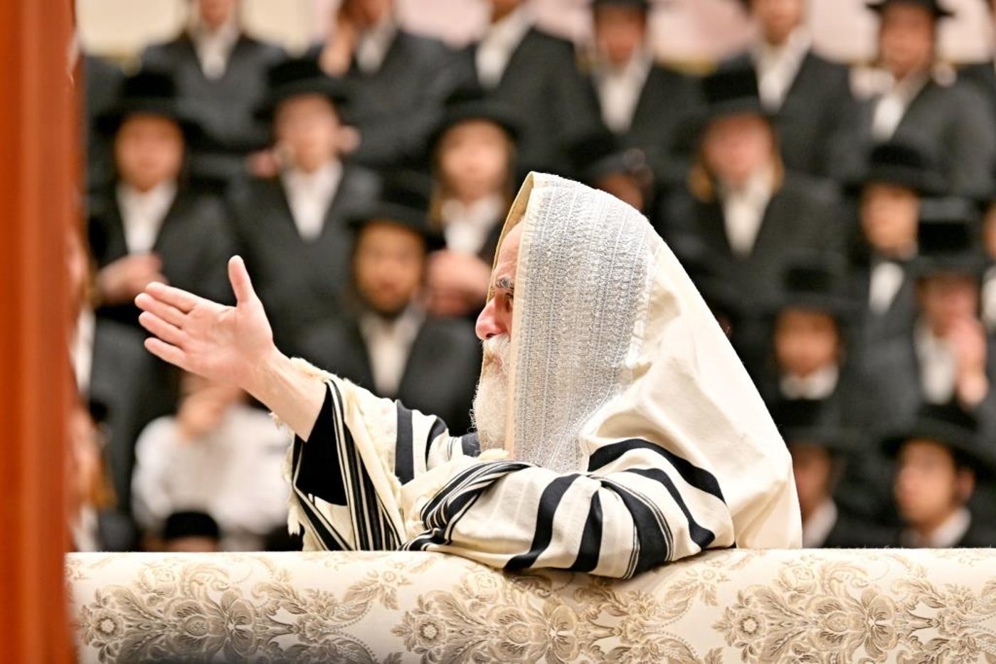 ערב ומוצאי ראש השנה בחצר ויז'ניץ | צילום: יהושע פרוכטר