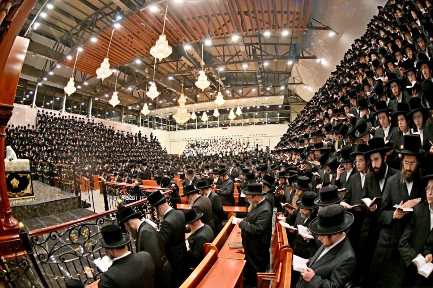 ערב ומוצאי ראש השנה בחצר ויז'ניץ | צילום: יהושע פרוכטר