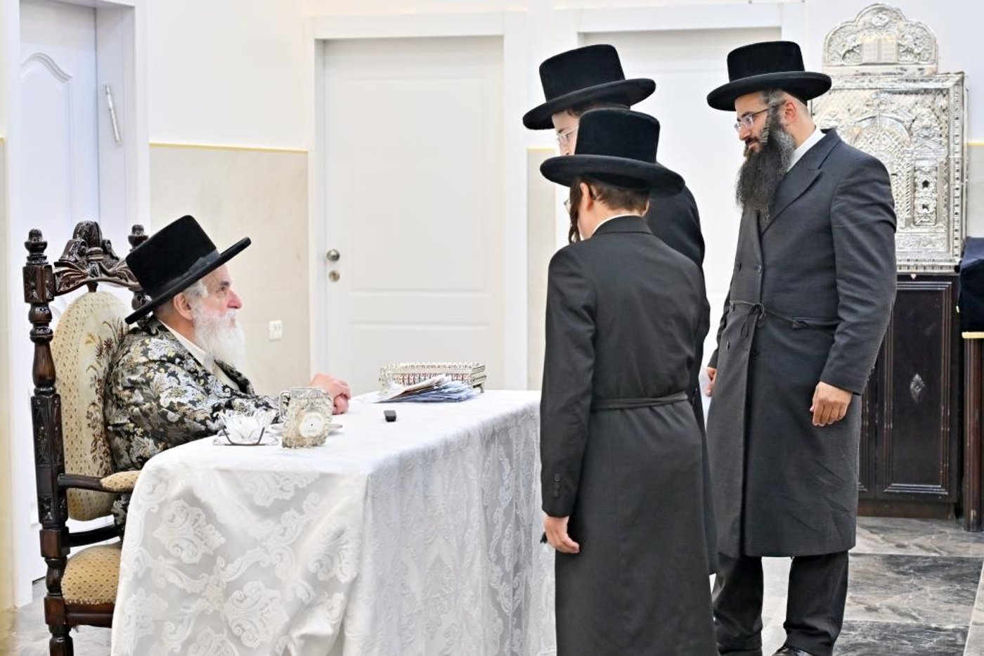 ערב ומוצאי ראש השנה בחצר ויז'ניץ | צילום: יהושע פרוכטר