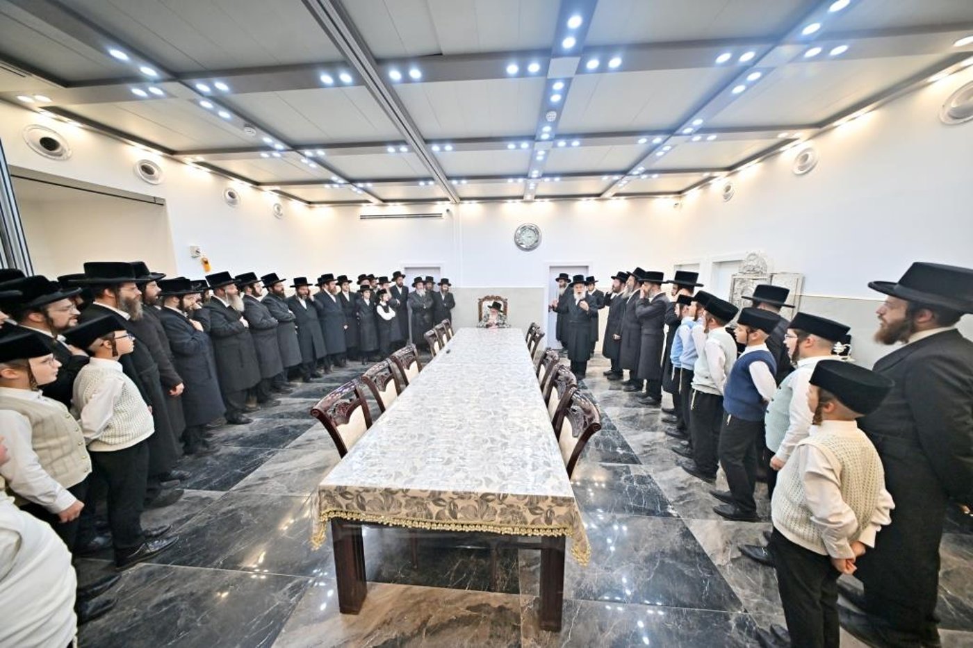 ערב ומוצאי ראש השנה בחצר ויז'ניץ | צילום: יהושע פרוכטר
