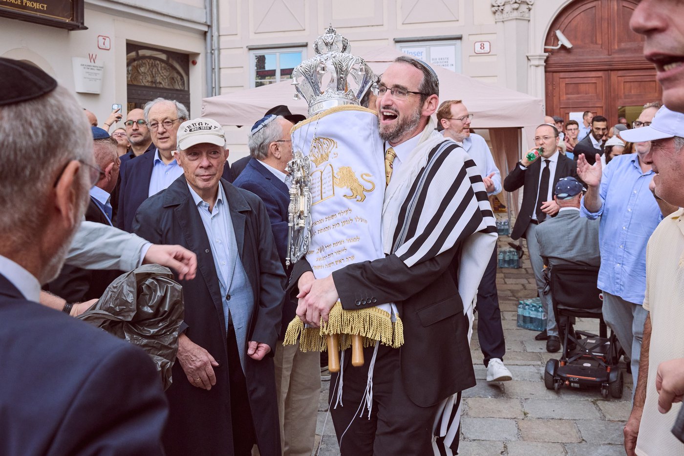 הכנסת ספר התורה החדש | צילום: IKG/Rosa