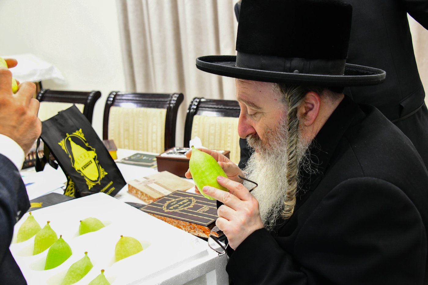 גדולי ישראל בבחירת אתרוגים לקראת חג הסוכות | צילום: שוקי לרר