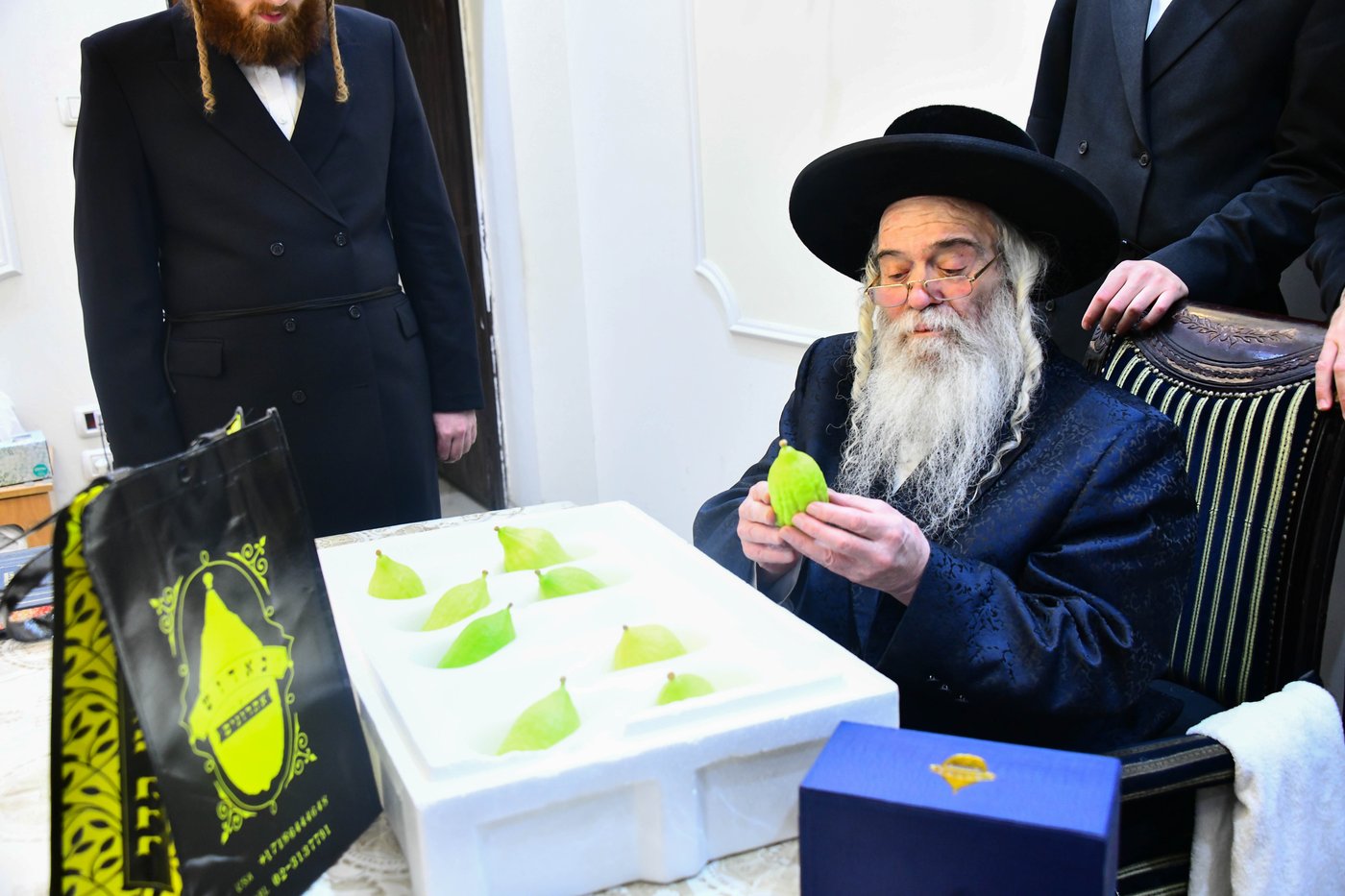 כבוד קדושת האדמו"ר מקרעטשניף ירושלים שליט"א בבחירת אתרוגים לקראת חג הסוכות | צילום: שוקי לרר