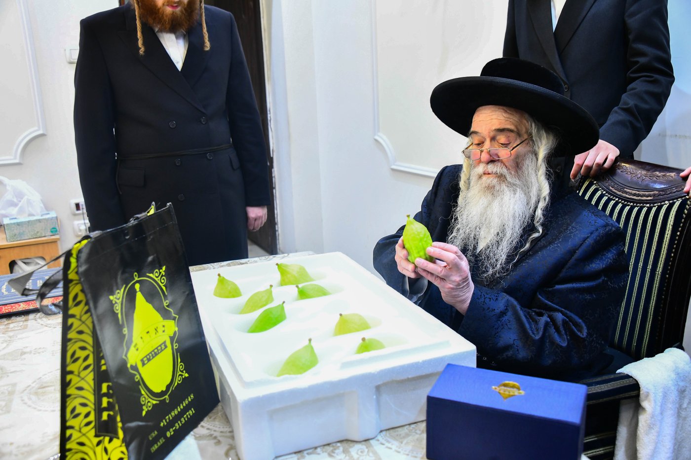 כבוד קדושת האדמו"ר מקרעטשניף ירושלים שליט"א בבחירת אתרוגים לקראת חג הסוכות | צילום: שוקי לרר