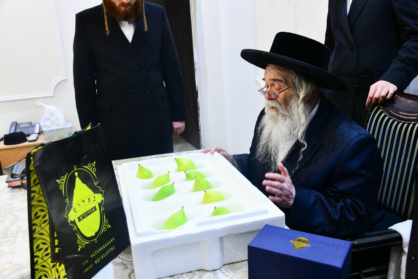 כבוד קדושת האדמו"ר מקרעטשניף ירושלים שליט"א בבחירת אתרוגים לקראת חג הסוכות | צילום: שוקי לרר