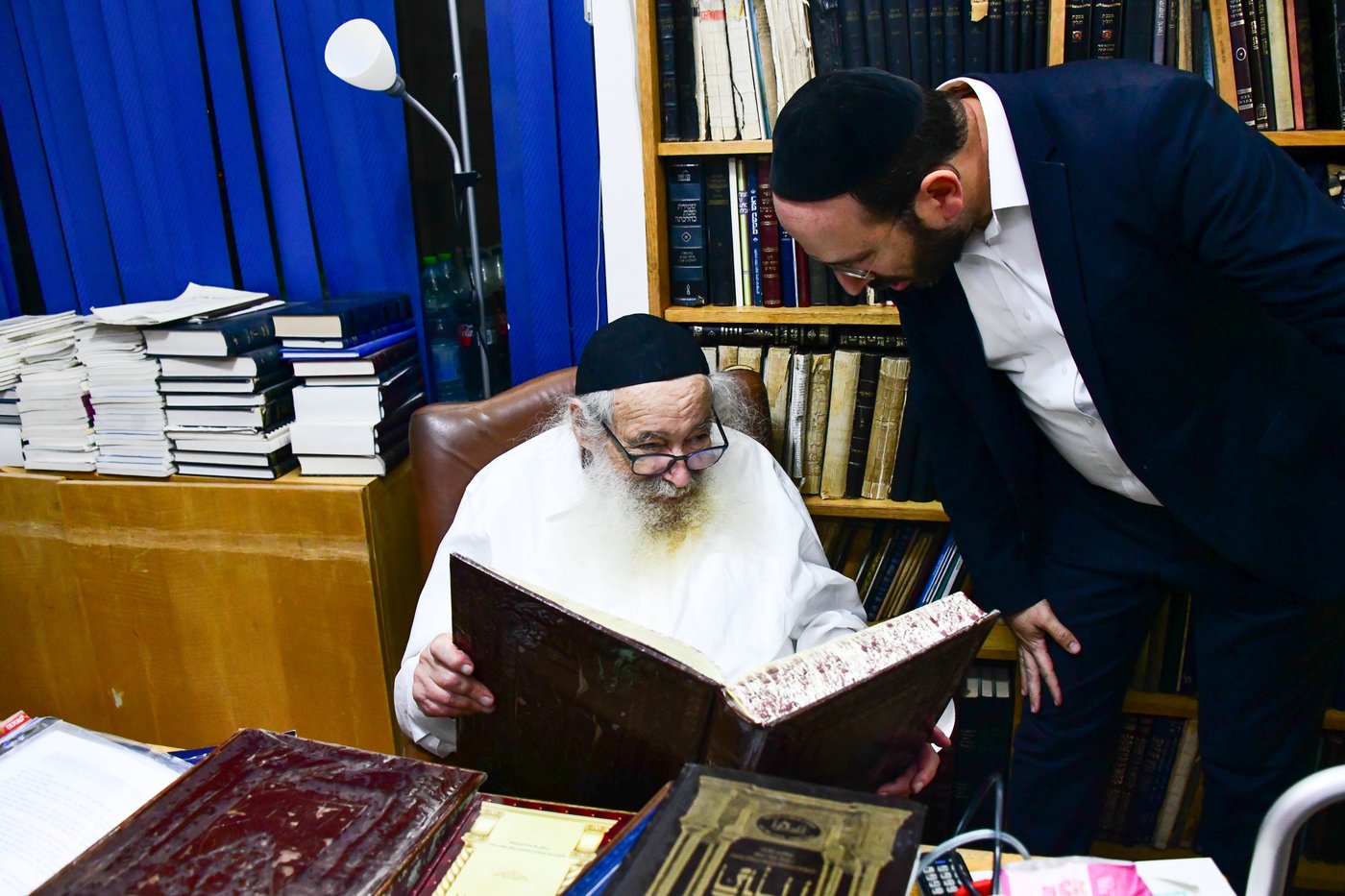 גדולי ישראל בבחירת אתרוגים לקראת חג הסוכות | צילום: שוקי לרר
