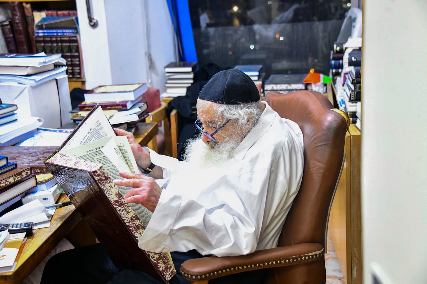 גדולי ישראל בבחירת אתרוגים לקראת חג הסוכות | צילום: שוקי לרר