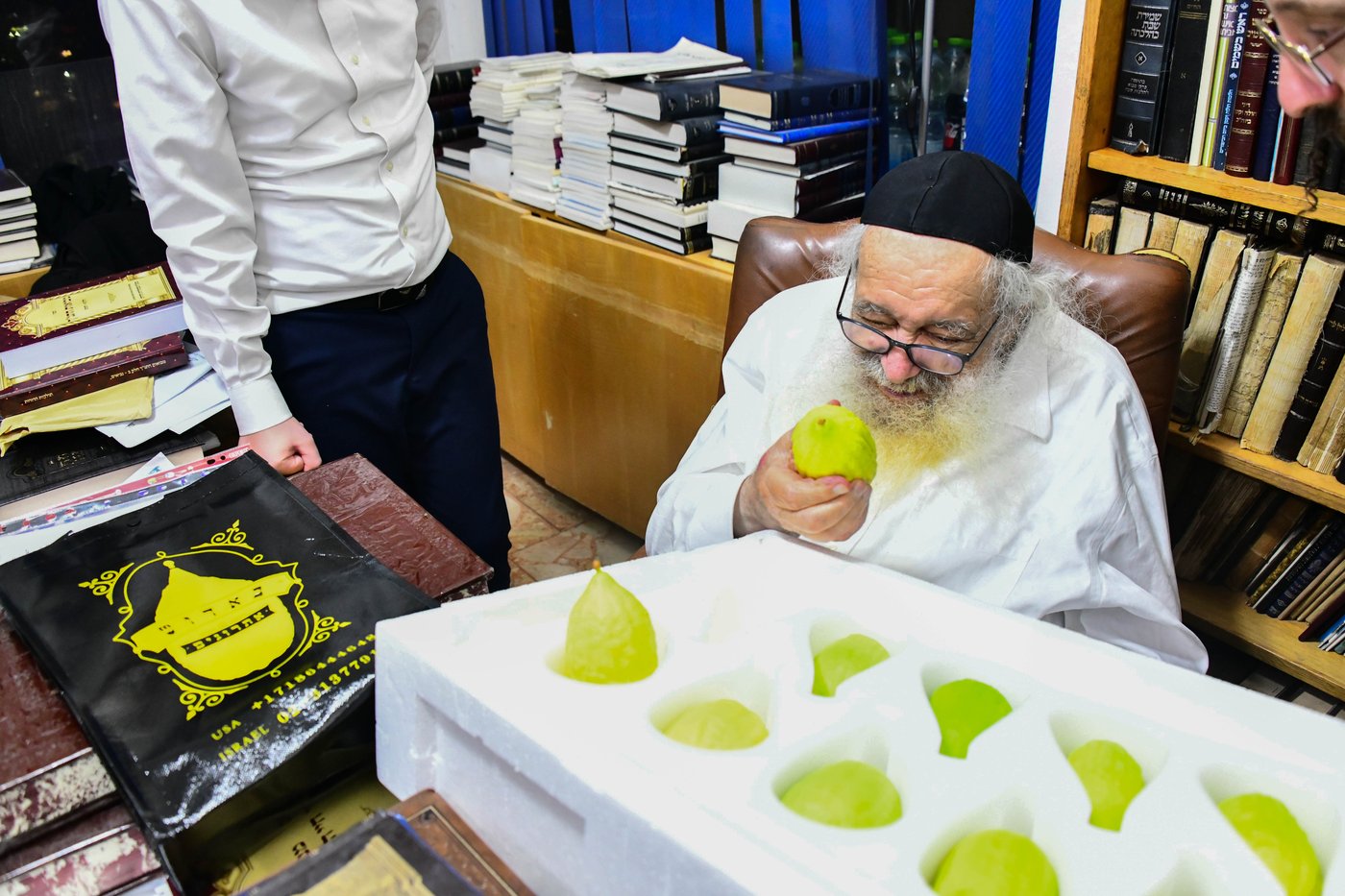 גדולי ישראל בבחירת אתרוגים לקראת חג הסוכות | צילום: שוקי לרר