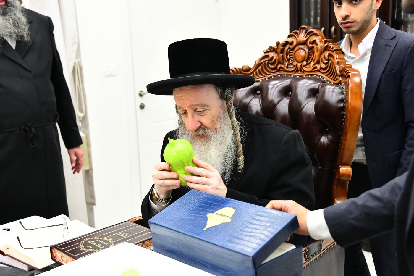 כבוד קדושת האדמו"ר מביאלה שליט"א בבחירת אתרוגים לקראת חג הסוכות | צילום: שוקי לרר