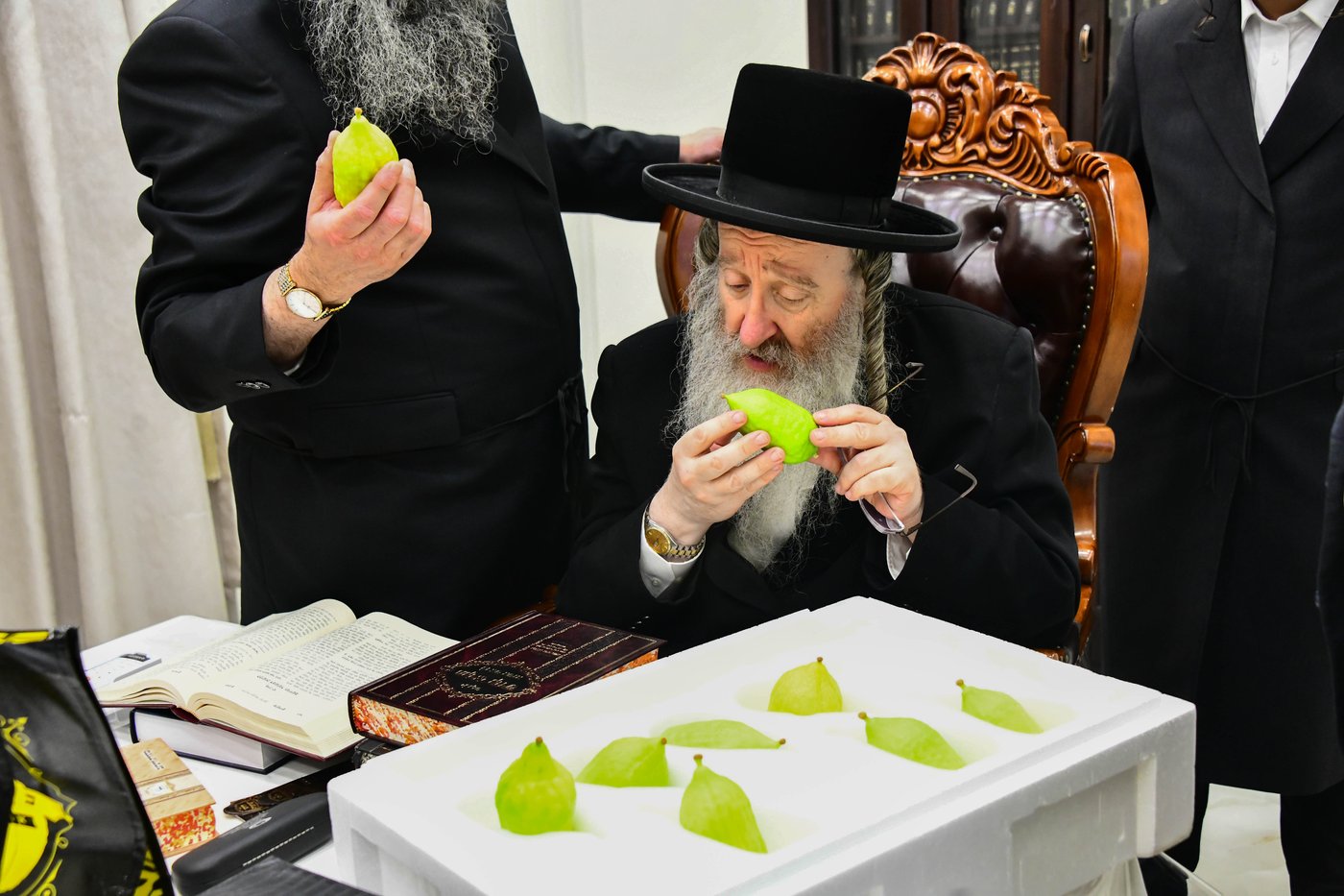 כבוד קדושת האדמו"ר מביאלה שליט"א בבחירת אתרוגים לקראת חג הסוכות | צילום: שוקי לרר