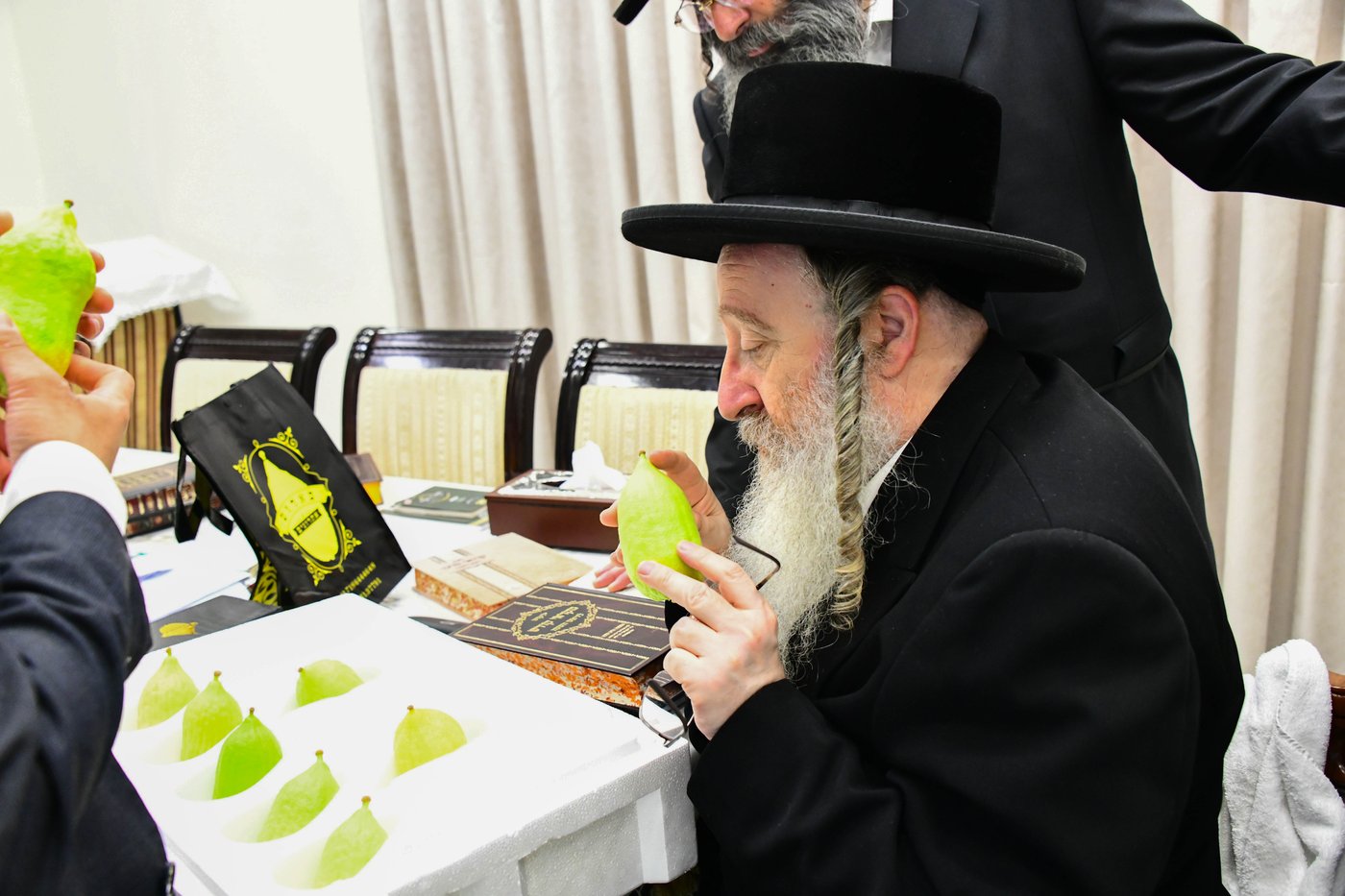 כבוד קדושת האדמו"ר מביאלה שליט"א בבחירת אתרוגים לקראת חג הסוכות | צילום: שוקי לרר