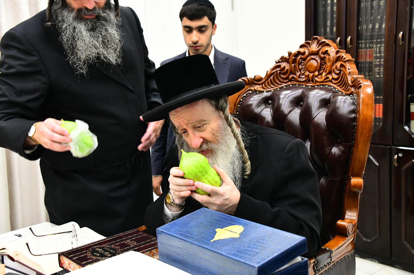 כבוד קדושת האדמו"ר מביאלה שליט"א בבחירת אתרוגים לקראת חג הסוכות | צילום: שוקי לרר