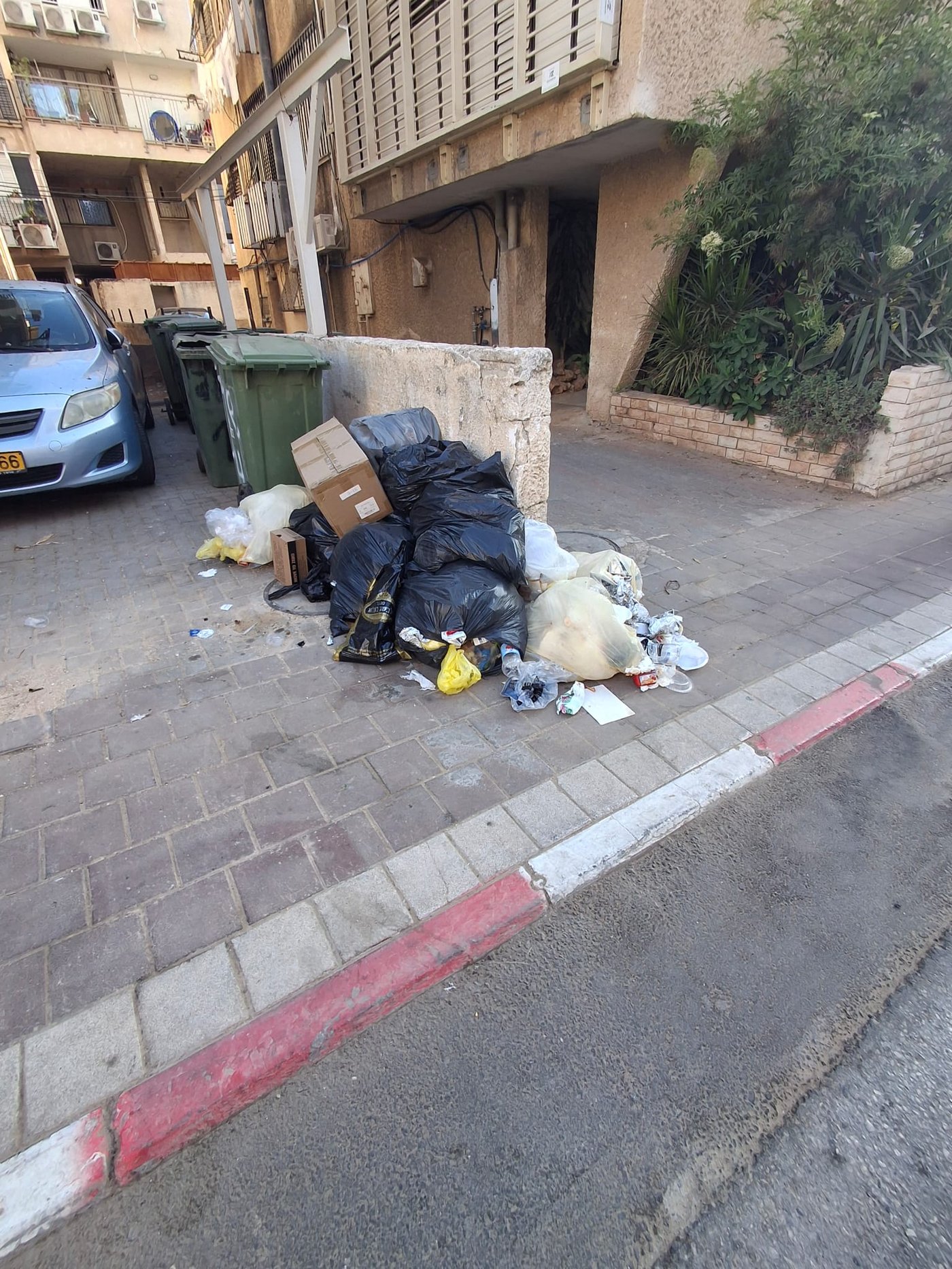 רחובות בני ברק בלילה והבוקר