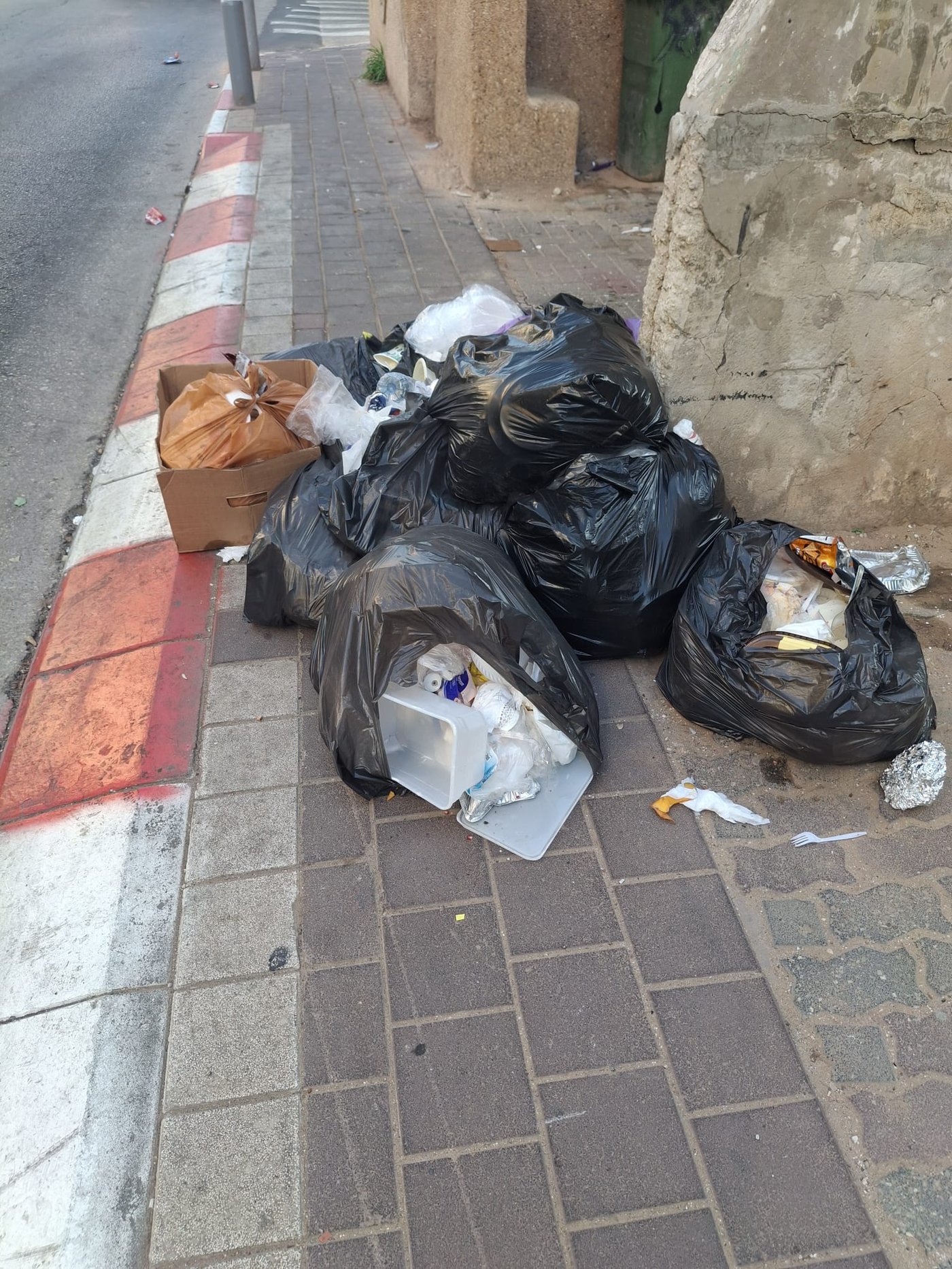 רחובות בני ברק בלילה והבוקר
