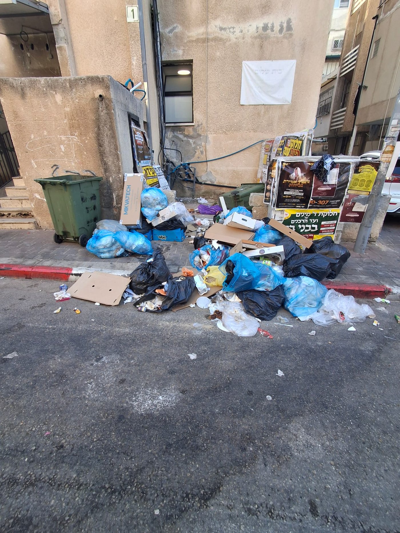 רחובות בני ברק בלילה והבוקר