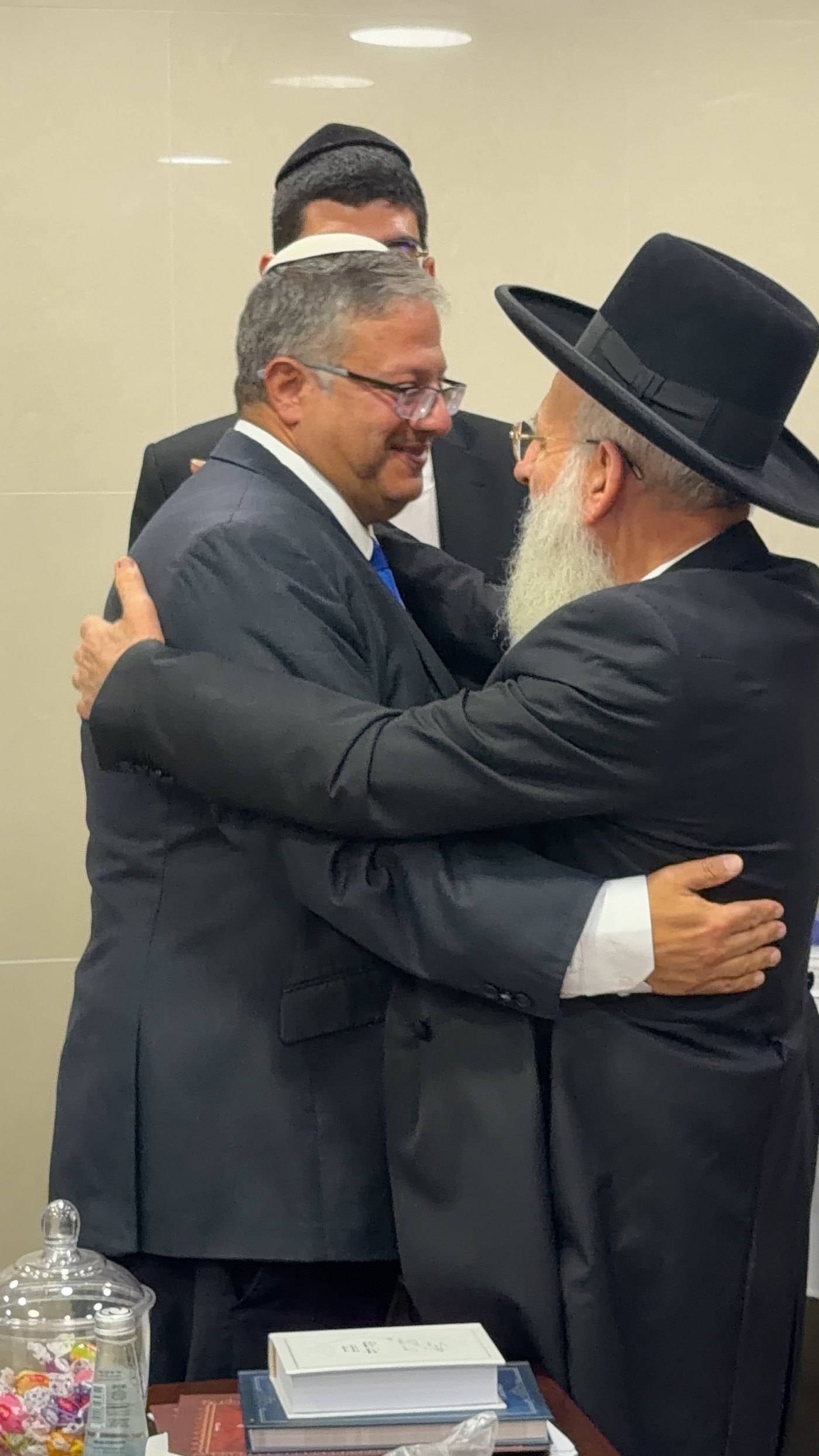 השר איתמר בן גביר עם הגאון רבי ראובן אלבז שליט"א