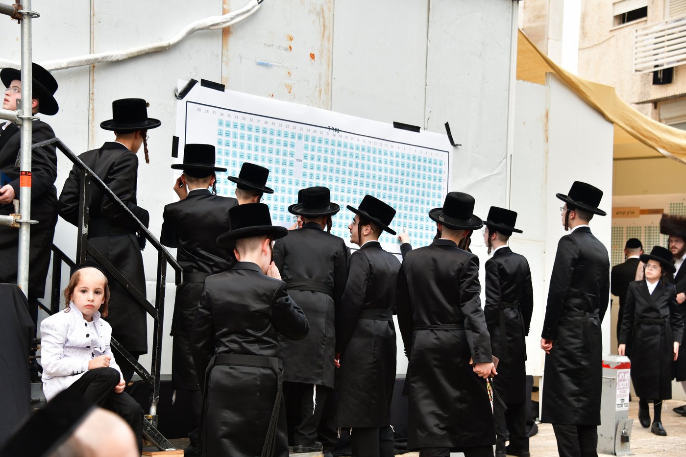 מוצאי ראש השנה בחצר הקודש סערט ויז'ניץ