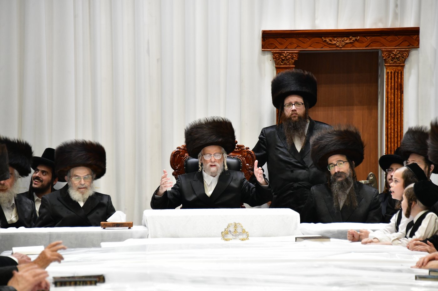 מוצאי ראש השנה בחצר הקודש סערט ויז'ניץ