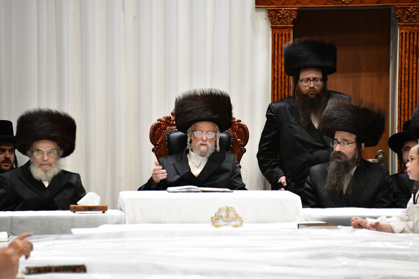 מוצאי ראש השנה בחצר הקודש סערט ויז'ניץ
