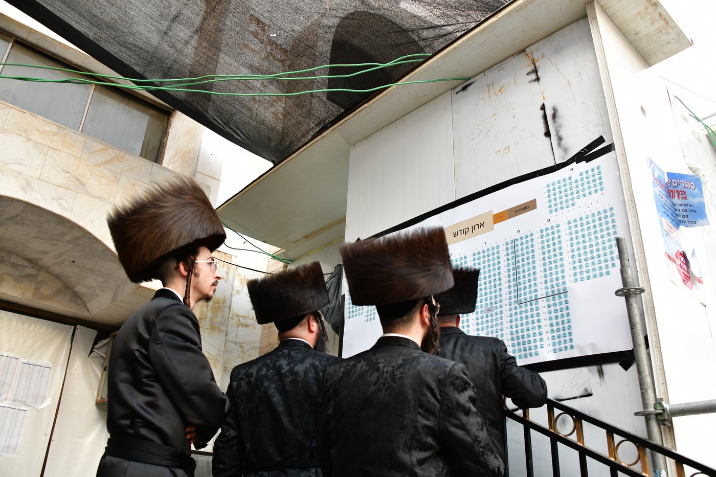 מוצאי ראש השנה בחצר הקודש סערט ויז'ניץ