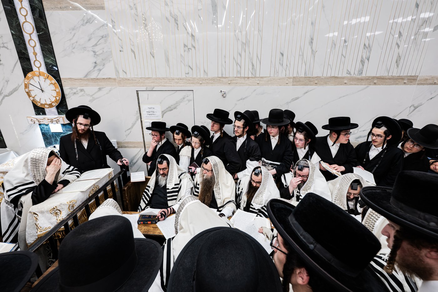 האדמו"ר מסאטמר שליט"א בהתרת נדרים | צילום: בחצרות סאטמאר