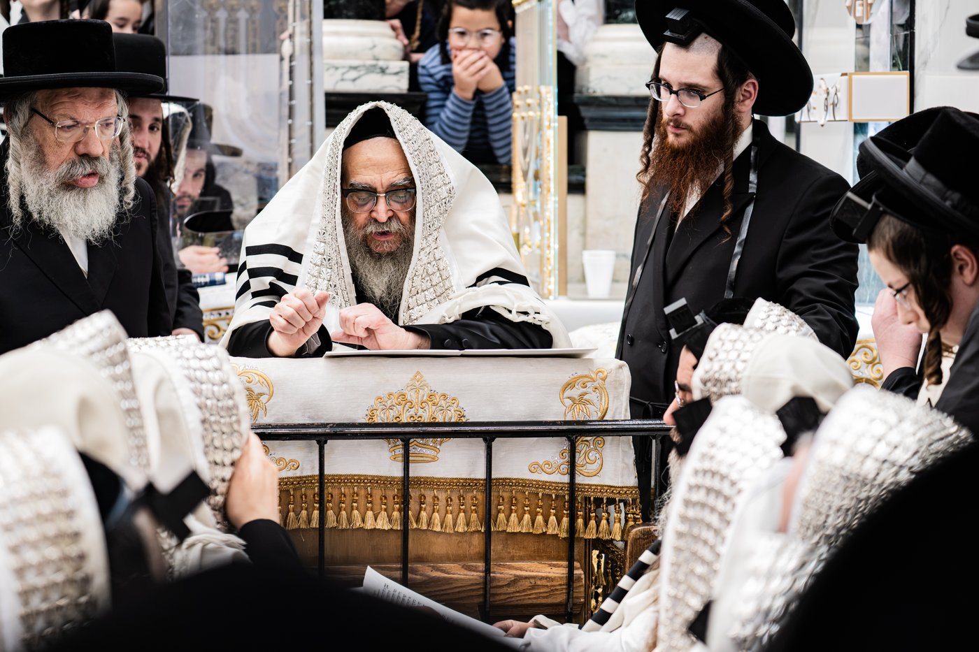 האדמו"ר מסאטמר שליט"א בהתרת נדרים | צילום: בחצרות סאטמאר