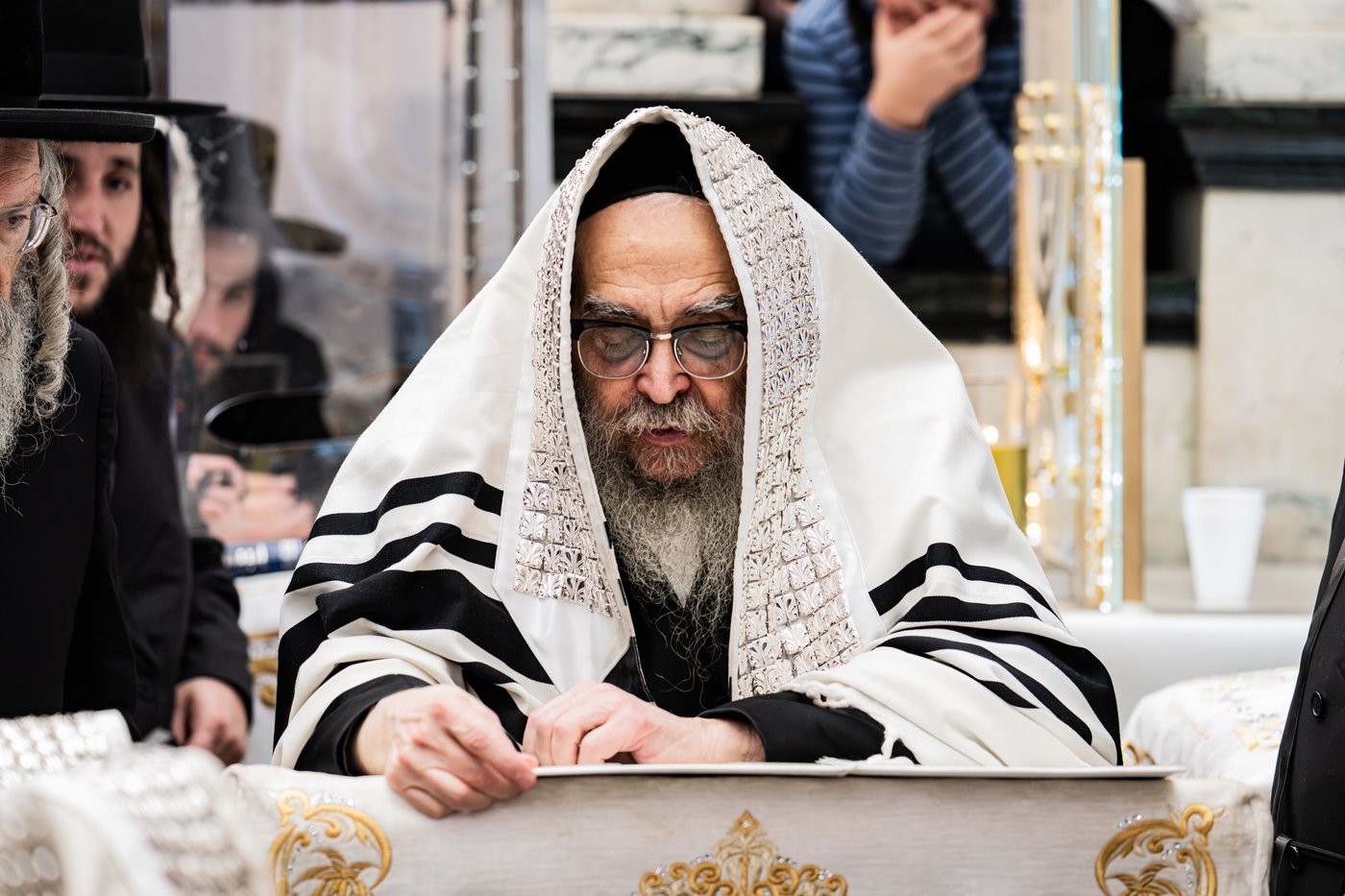 האדמו"ר מסאטמר שליט"א בהתרת נדרים | צילום: בחצרות סאטמאר