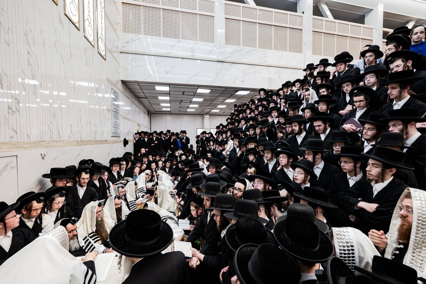 האדמו"ר מסאטמר שליט"א בהתרת נדרים | צילום: בחצרות סאטמאר