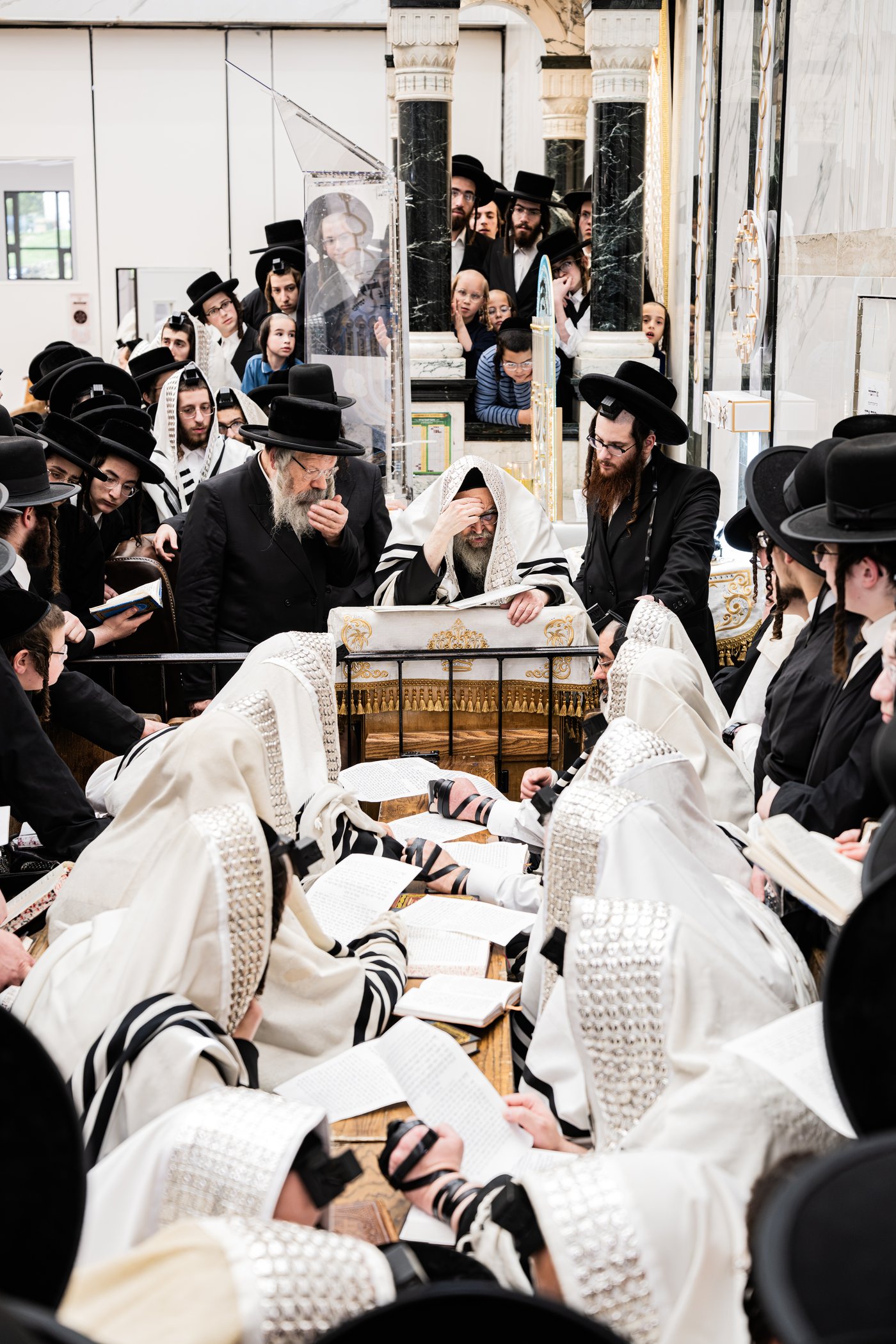האדמו"ר מסאטמר שליט"א בהתרת נדרים | צילום: בחצרות סאטמאר