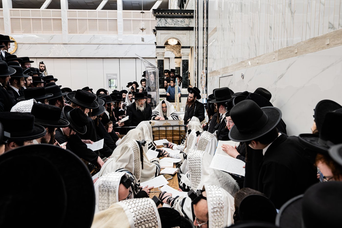 האדמו"ר מסאטמר שליט"א בהתרת נדרים | צילום: בחצרות סאטמאר