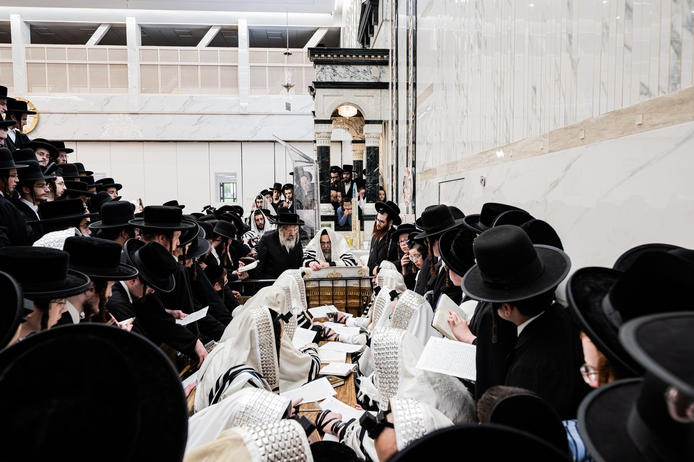 האדמו"ר מסאטמר שליט"א בהתרת נדרים | צילום: בחצרות סאטמאר