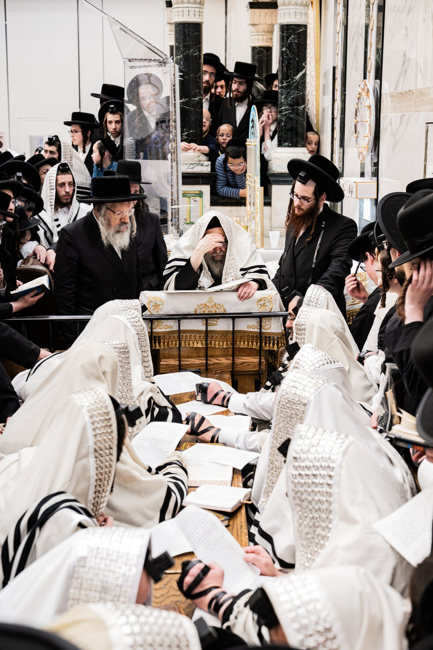 האדמו"ר מסאטמר שליט"א בהתרת נדרים | צילום: בחצרות סאטמאר