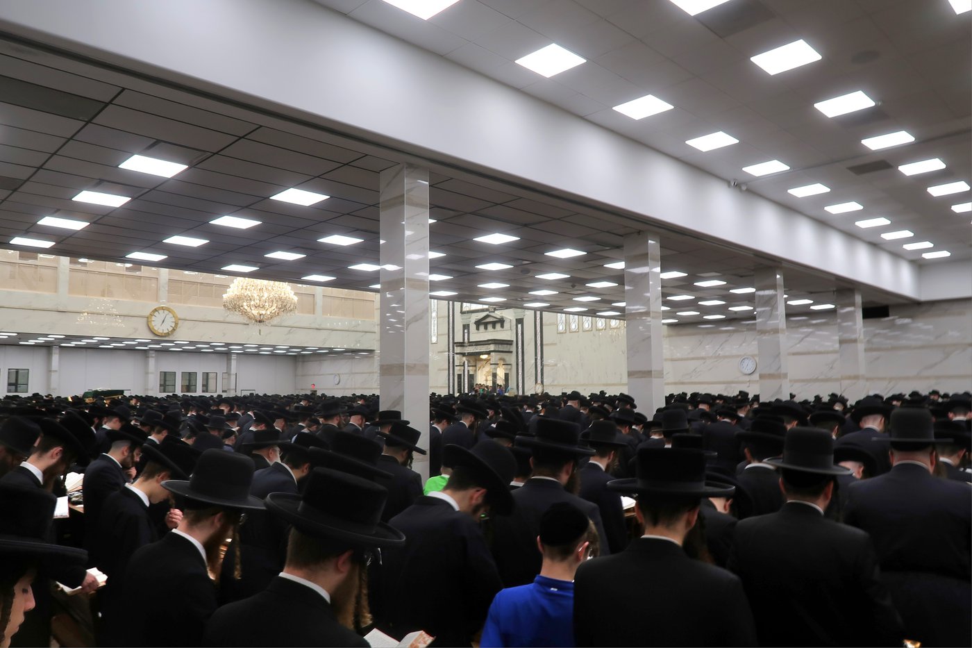 מוצאי ראש השנה בחצר הקודש סאטמר | צילום: בחצרות סאטמאר