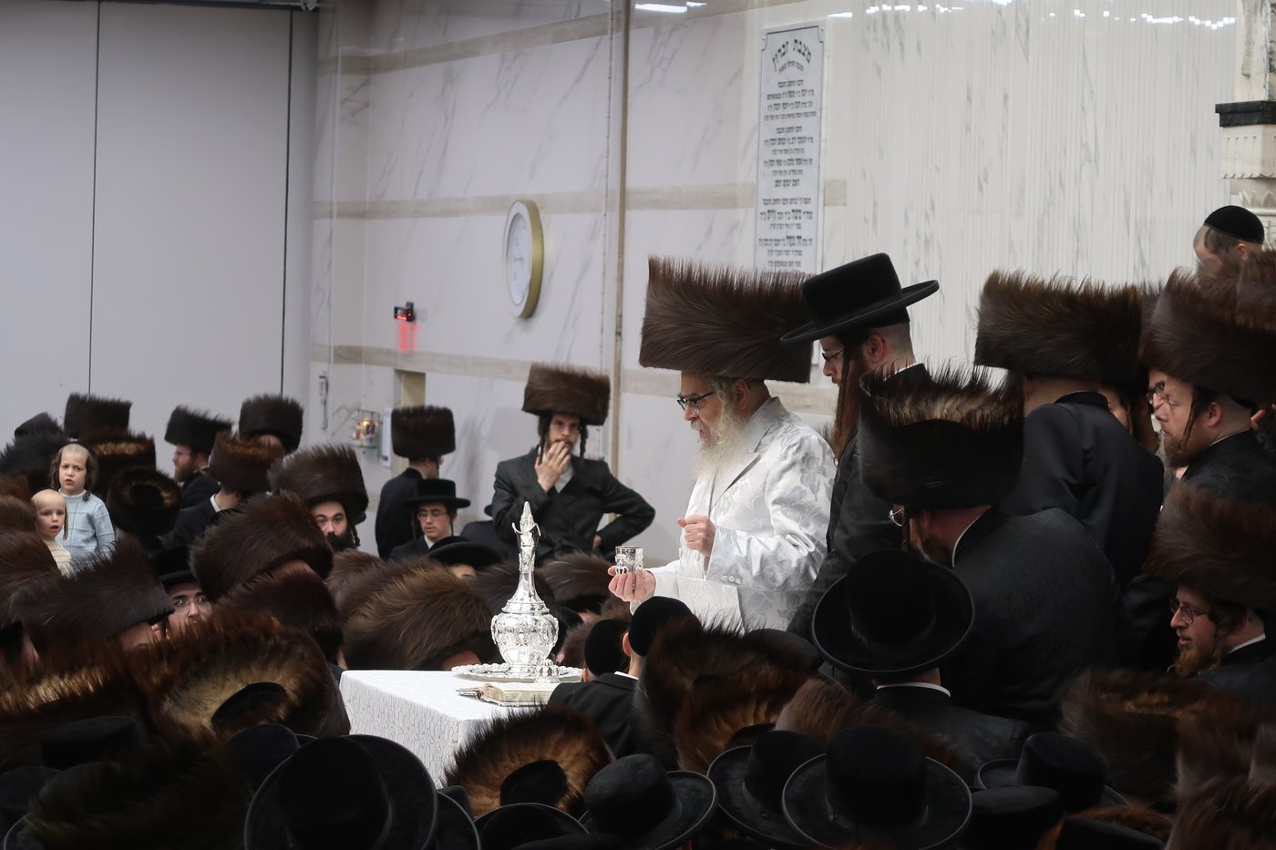 מוצאי ראש השנה בחצר הקודש סאטמר | צילום: בחצרות סאטמאר