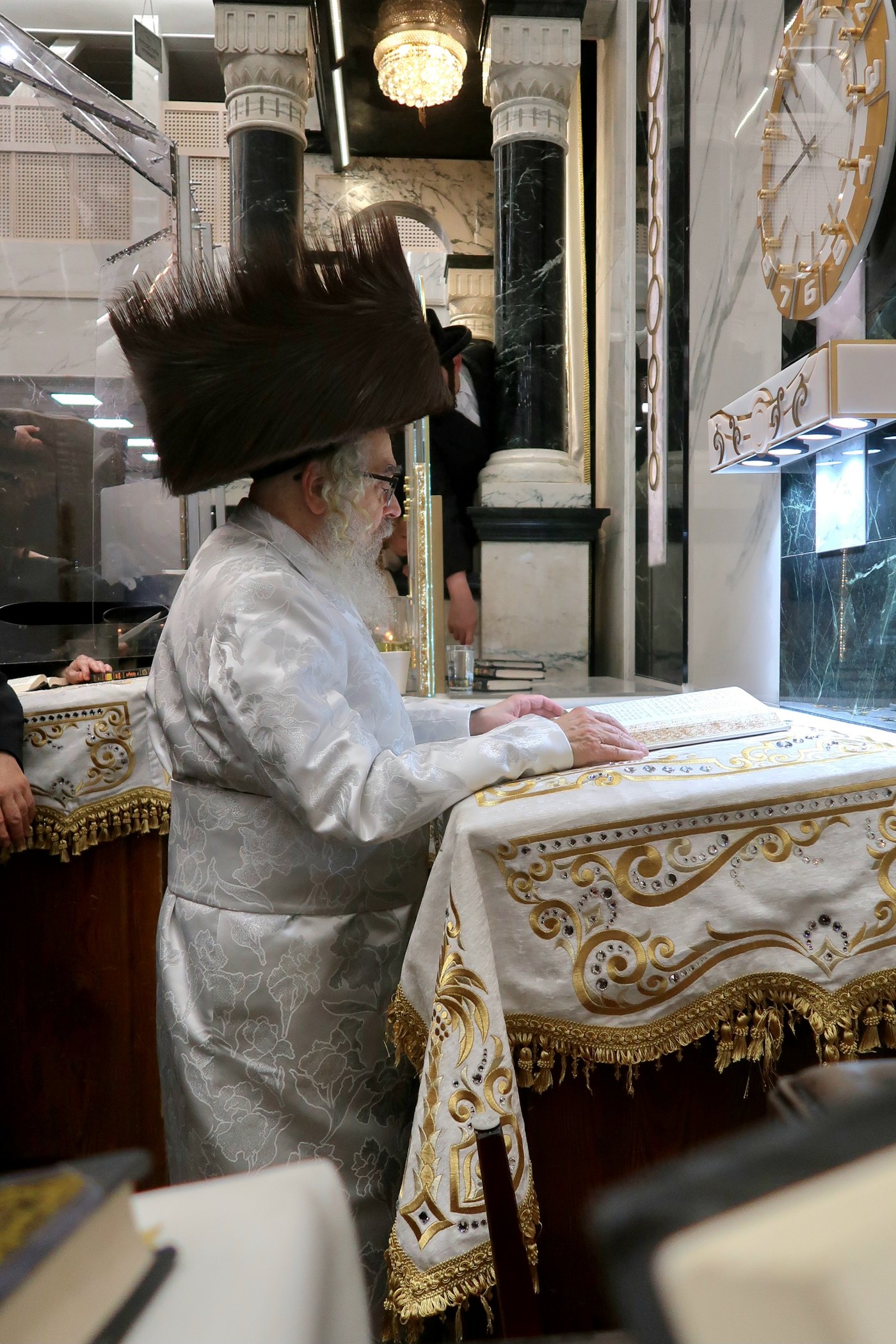 מוצאי ראש השנה בחצר הקודש סאטמר | צילום: בחצרות סאטמאר