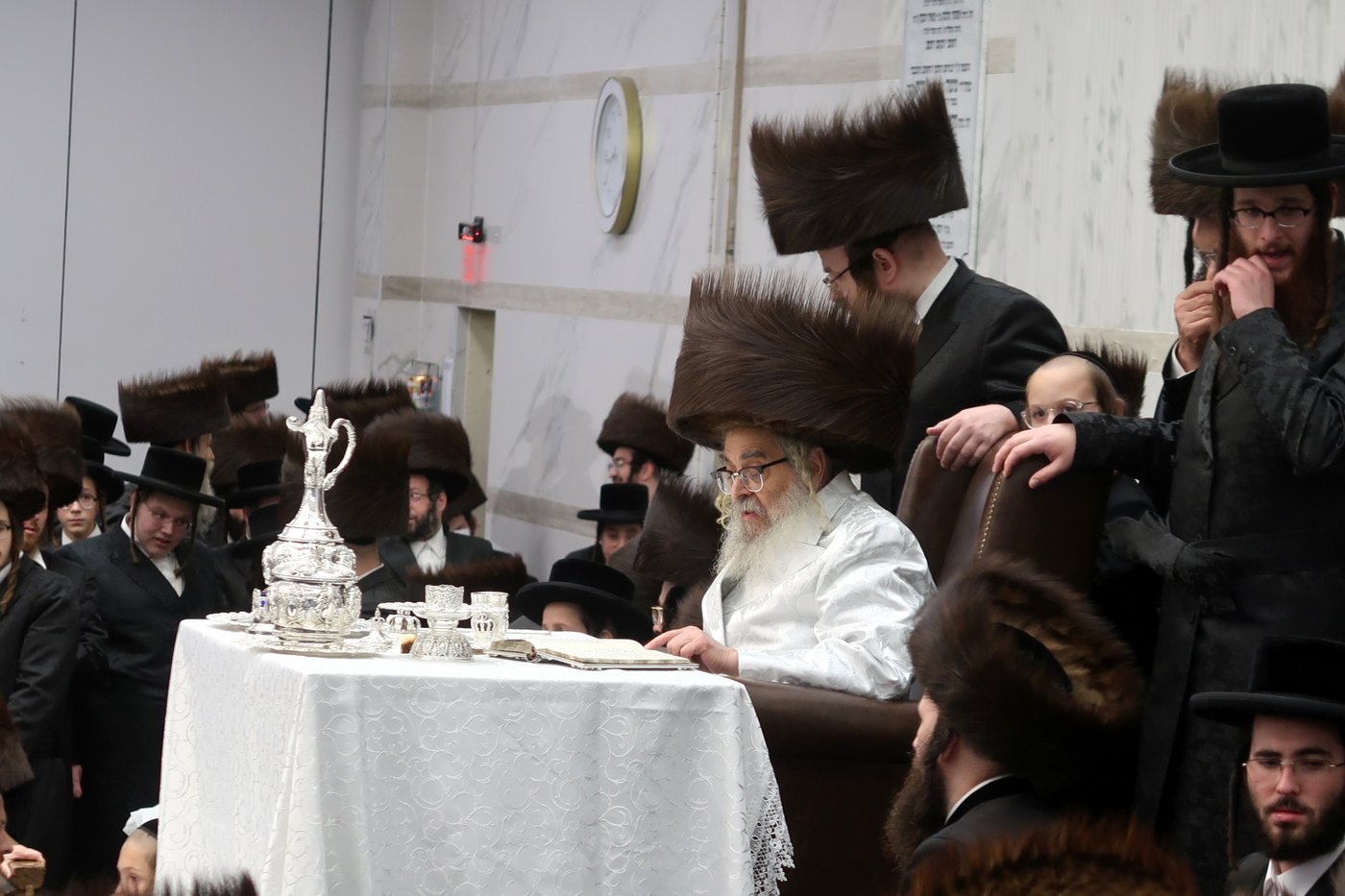 מוצאי ראש השנה בחצר הקודש סאטמר | צילום: בחצרות סאטמאר