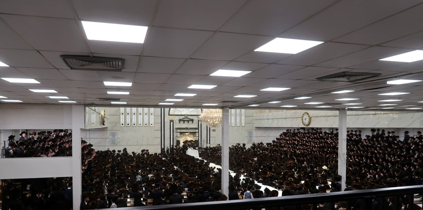 מוצאי ראש השנה בחצר הקודש סאטמר | צילום: בחצרות סאטמאר
