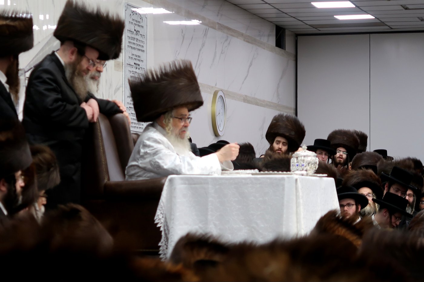 מוצאי ראש השנה בחצר הקודש סאטמר | צילום: בחצרות סאטמאר