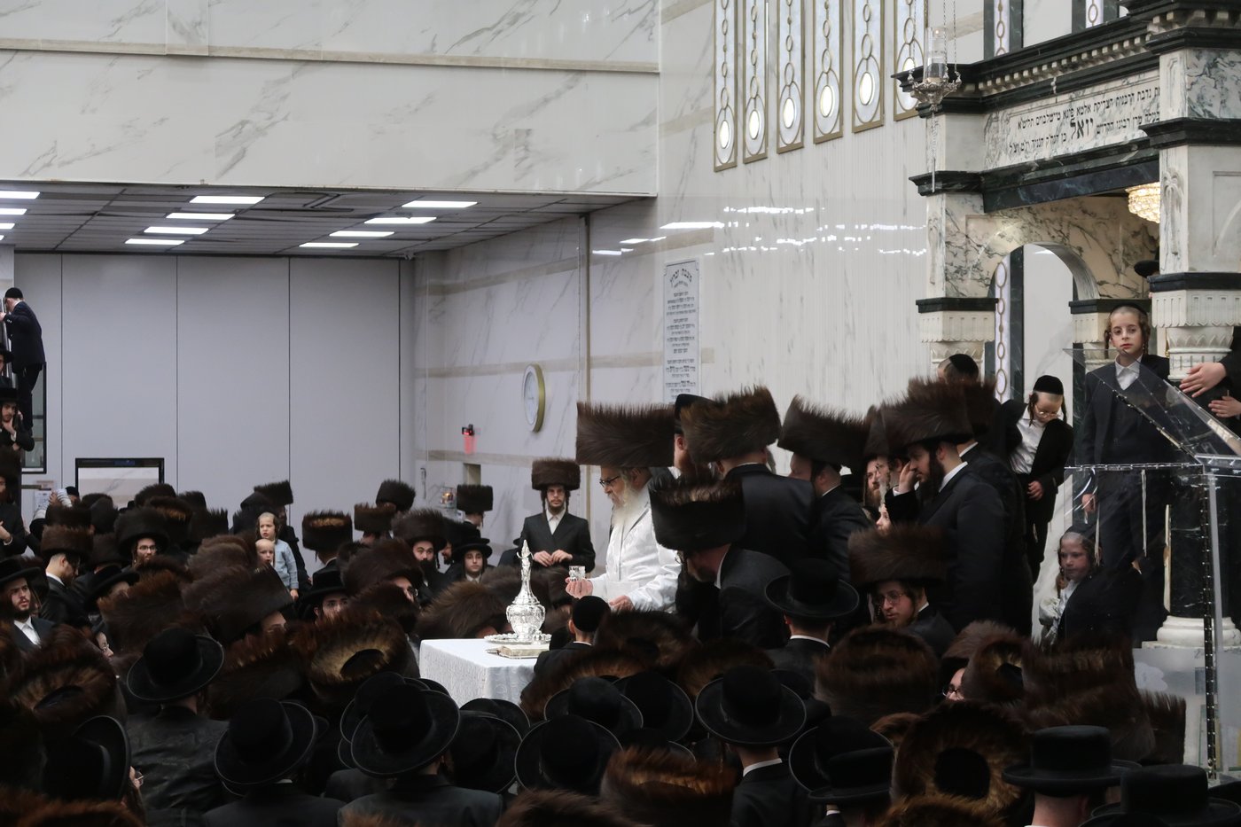 מוצאי ראש השנה בחצר הקודש סאטמר | צילום: בחצרות סאטמאר