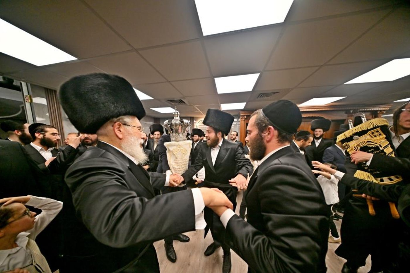 הכנסת ספר תורה באשדוד | צילום: יהושע פרוכטר